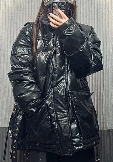 광택 블랙 롱 다운 자켓 그런지 y2k 시크 스타일