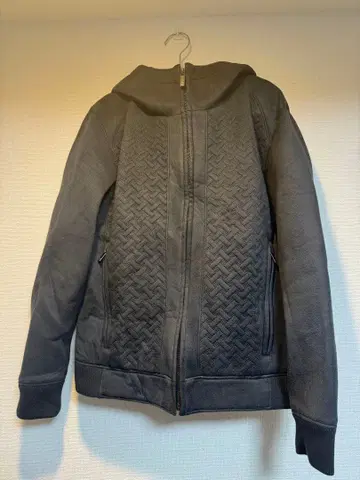 후드 부착 블루 계열 점퍼 뜨개질 무늬