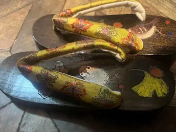 가을 잎과 새 손그림 디자인 일본 나막신