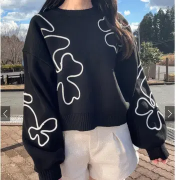 [ 새상품 ] 택 포함 클로버 패턴 라인 자수 니트 블랙