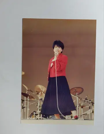 호리 치에미 스테이지 퍼포먼스 사진 빨간색과 블랙