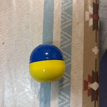 선착순 파랑과 옐로우 컬러의 구형 캡슐 토이 147개