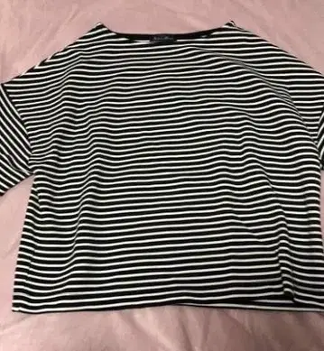 블랙 화이트 스트라이프 반팔 상의
