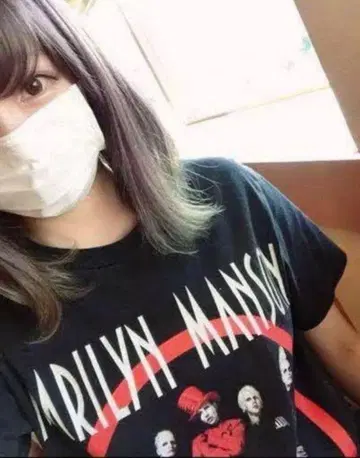 마릴린 맨슨 밴드 티셔츠 캐리 착용