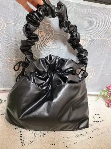 블랙 개더 숄더백