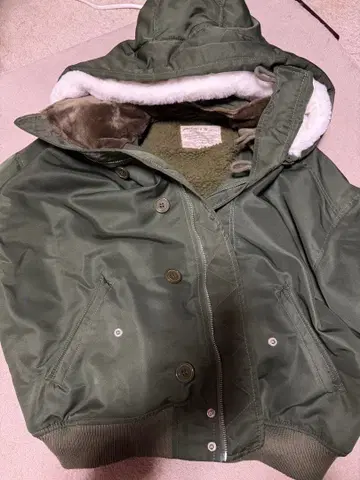 후드 부착 올리브 그린 자켓