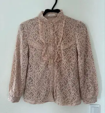 axes femme 꽃무늬 레이스 프릴 블라우스 베이지