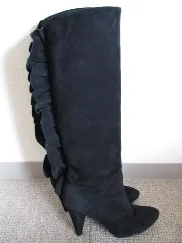 Marc Jcobes 블랙 스웨이드 프릴 롱 부츠