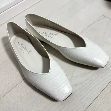 [ Le Talon ] 스퀘어 V컷 플랫 22.5cm 화이트 엠보