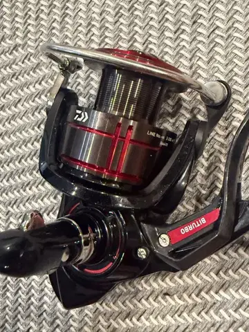 Daiwa Cygnus 스피닝 릴 블랙/레드