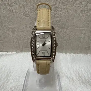 메나도 크림색 가죽 스톤 장식 시계