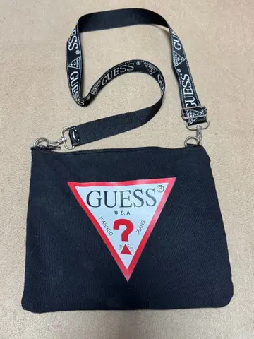 GUESS 트라이앵글 로고 숄더백