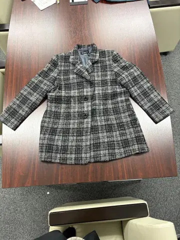 그레이 계열 체크 무늬 테일러드 자켓