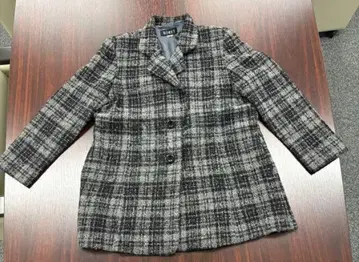 그레이 계열 체크 무늬 테일러드 자켓