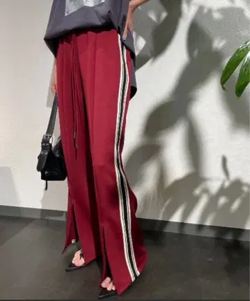 AIC. 에이아이씨 2WAY 사이드 라인 트랙 팬츠 버건디