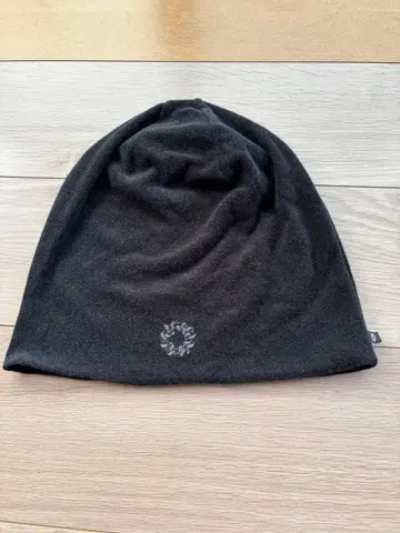 [ glamb ] 블랙 비니, 리버서블 자수 로고 포함