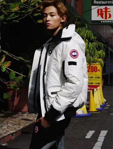 CANADA GOOSE 래브라도 봄버 다운 화이트