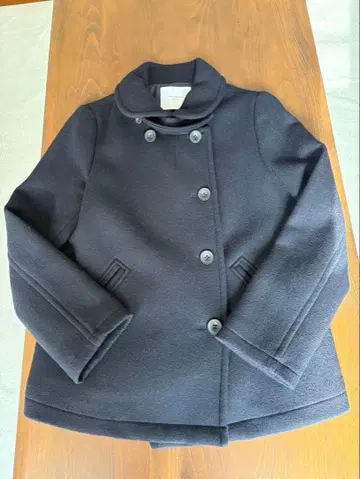 네이비 버튼 달린 피 코트