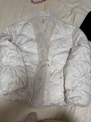 퍼 달린 화이트 숏 다운 자켓