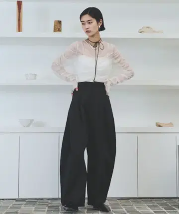 AIC. 아이시 커브 실루엣 턱 팬츠 블랙