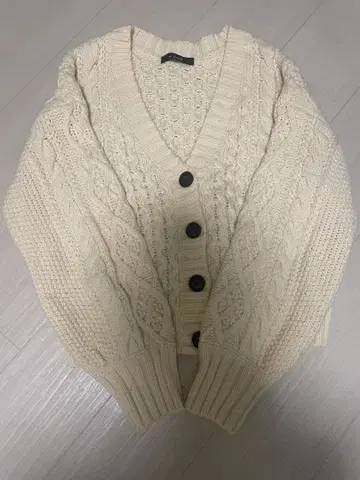 크림색 케이블 니트 가디건