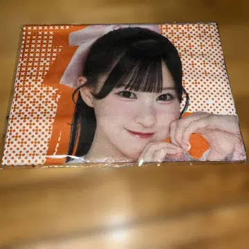 아이돌 타월 오렌지 배경 여성의 얼굴