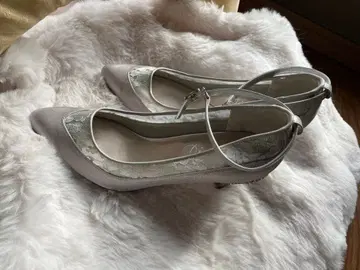 스트랩 포함 라이트 그레이 펌프스