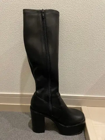 R&E REZOY 통굽 롱 부츠 Black