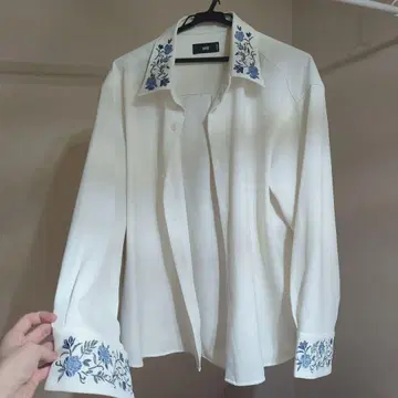 HARE 자수 화이트 긴팔 셔츠