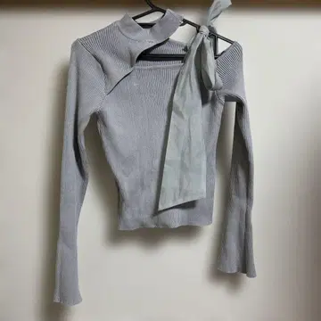 다즐린 원숄더 상의 그레이