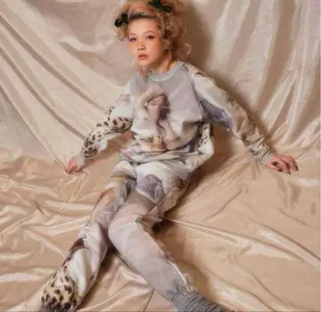 YELLO 맨투맨 DIANA AT REST SWEATSUITS