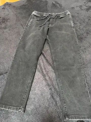 다크 그레이 슬림핏 데님 팬츠