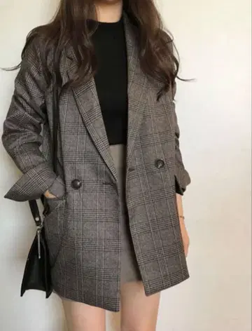 그레이 계열 체크 무늬 테일러드 자켓