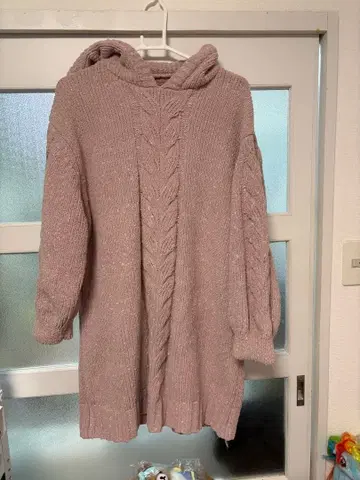 후드 부착 케이블 짜임 니트 원피스