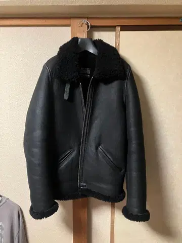 샷 x 론 헤르만 B6 블랙 무스탕