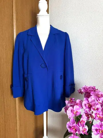 파란색 테일러드 자켓 버튼 포함