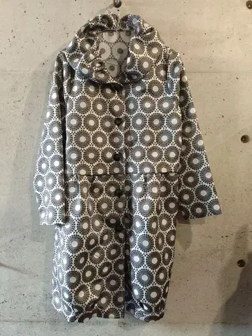 기하학 패턴 멋스러운 프릴 옷깃 트렌치코트