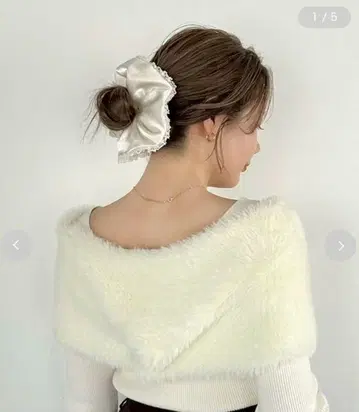 FRAY I.D. 헴 레이스 새틴 스크런치 화이트