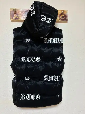 RTEG 블랙 로고 프린트 다운 베스트 후드 부착