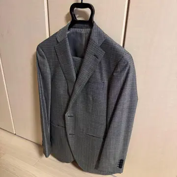 그레이 계열 체크 무늬 비즈니스 정장