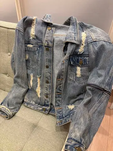 데미지 가공 라이트 블루 데님 자켓