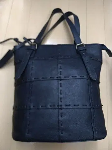 PRIDONNA 가죽 토트백 블랙 스티치 디자인