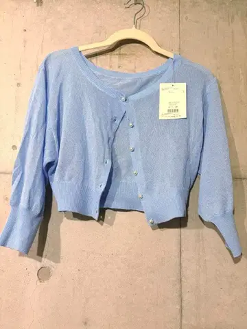 라이트 블루 긴팔 가디건 버튼 포함 머큐리 듀오