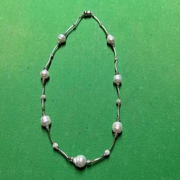 진주와 은 비즈 목걸이