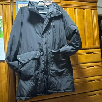 블랙 후드 부착 다운 자켓