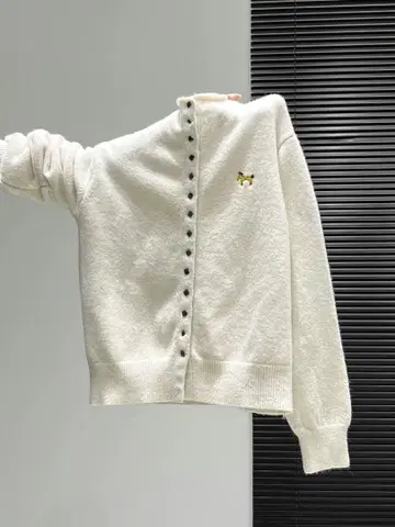 아이보리 버튼 하이넥 니트