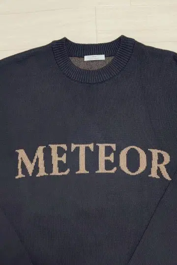 아이템즈 어반 리서치 맨투맨 같은 로고 니트