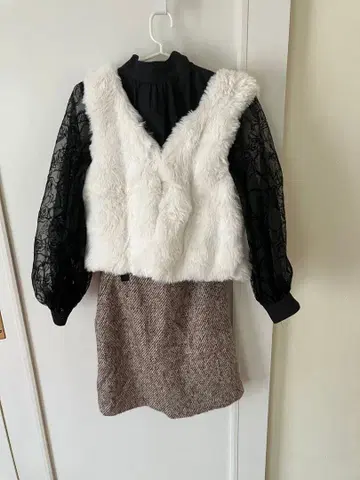 ZARA 블랙 블라우스 + 무릎 기장 스커트 + 화이트 퍼