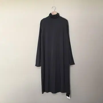 새상품 안티카 뷰티 히트 터틀넥 원피스 그레이