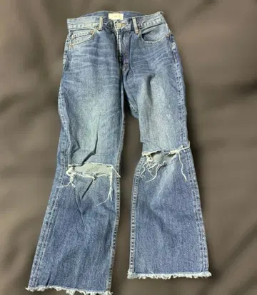 Mila owen 플레어 컷 데미지 데님 팬츠